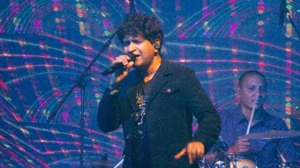 দিল্লি থেকে মুম্বইয়ে আসার পর চার বছরে ১১টি ভাষায় সাড়ে তিন হাজার জিঙ্গল গেয়েছিলেন কেকে। প্লেব্যাক গায়ক হিসেবে প্রথম আত্মপ্রকাশ কাল্লুরি সালে এবং হ্যালো ডক্টর গানে। 