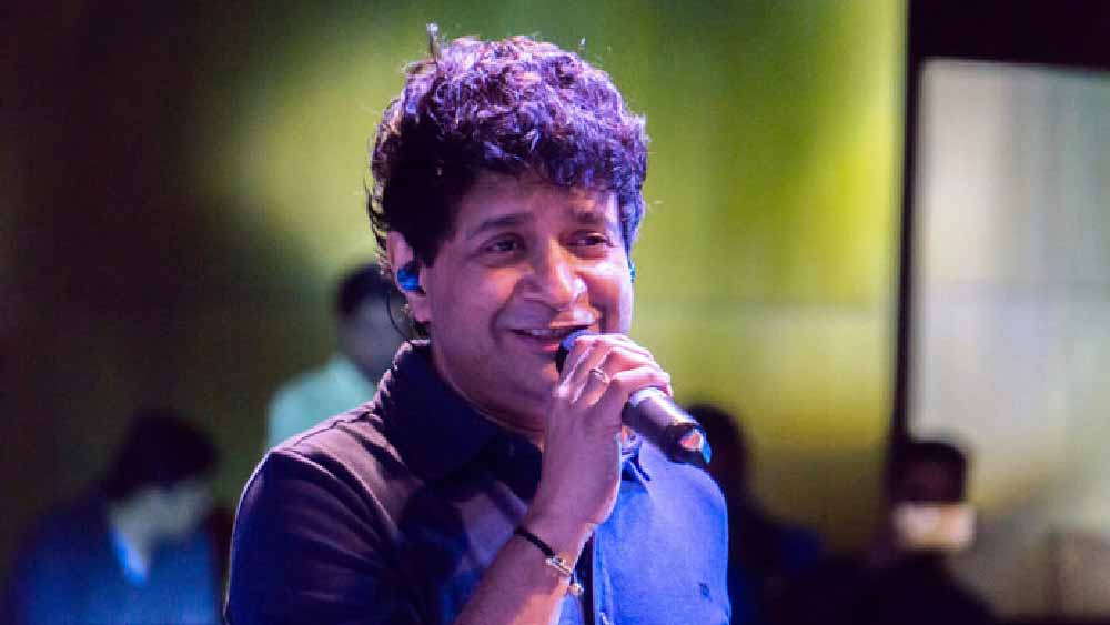 বলিউডের ‘মাচিস’ ছবিতে ‘ছোড় আয়ে হাম’ গানের একটা অংশ গেয়েছিলেন তিনি। তবে ১৯৯৯ সালে ‘হাম দিল দে চুকে সনম’ ছবিতে ‘তড়প তড়প’ গান গেয়ে মন জয় করে ছিলেন শ্রোতাদের। 