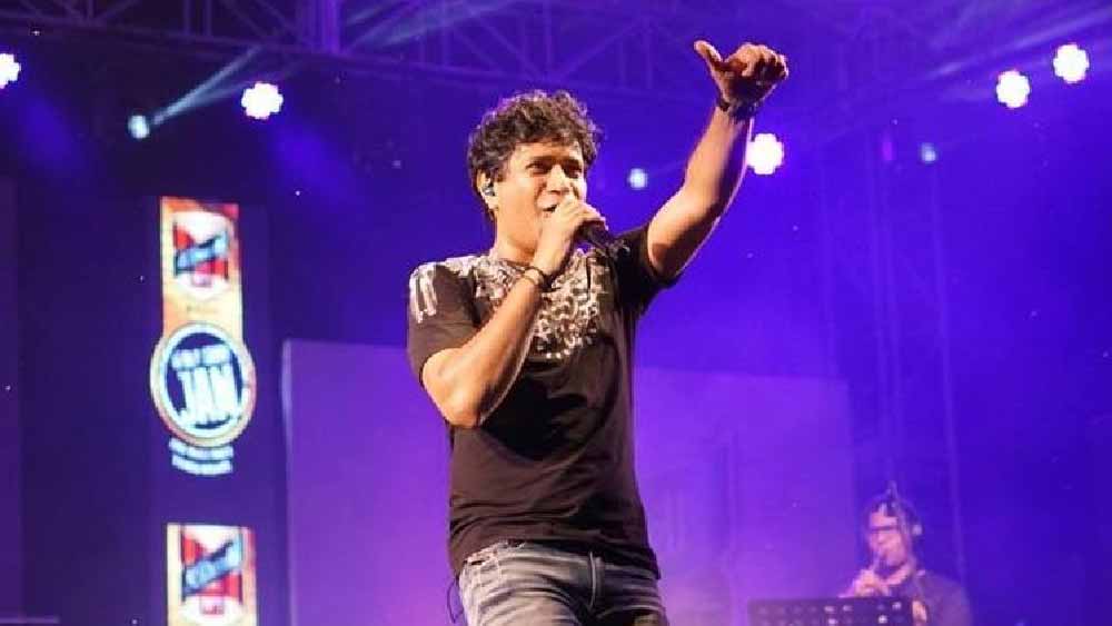 শুধু ভারতই নয়, পাকিস্তানেও তাঁর জনপ্রিয়তার ছাপ রেখেছেন কেকে। পাকিস্তানের একটি টিভি শো-তে ‘তনহা চলা’ গান গেয়ে মন কেড়েছিলেন। 