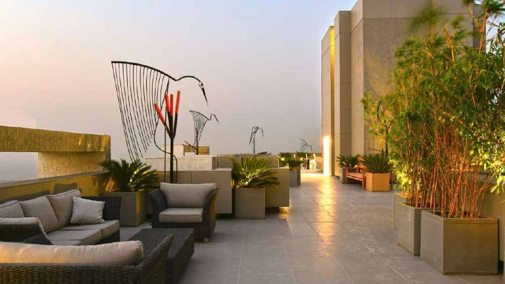 মুম্বইয়ের বান্দ্রাতে ৩৮৩৮ বর্গফুটের একটি ফ্ল্যাট রয়েছে হার্দিকের। আট বেডরুমের সেই ফ্ল্যাটে মা, দাদা ক্রুণাল, বৌদি পঙ্খুরী, স্ত্রী নাতাশা ও ছেলে অগস্ত্যকে নিয়ে থাকেন হার্দিক।