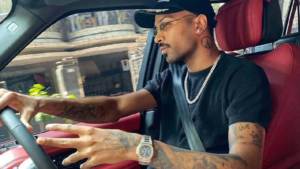 হাতঘড়ির প্রতি বিশেষ ভালবাসা রয়েছে হার্দিকের। বেশির ভাগ সময় বিভিন্ন কোম্পানির দামি ঘড়ি পরতে দেখা যায় তাঁকে, যার মোট দাম প্রায় ১১ কোটি টাকা।