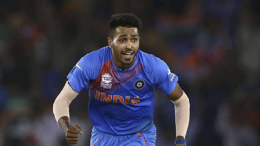 হার্দিক বিসিসিআইয়ের চুক্তিবদ্ধ ক্রিকেটার। বোর্ডের কাছ থেকে প্রতি বছর ১ কোটি টাকা পান তিনি। ২০১৫ সাল থেকে ২০২২ সাল পর্যন্ত আইপিএল খেলে মোট ৫৯ কোটি ৩০ লক্ষ টাকা রোজগার করেছেন হার্দিক।