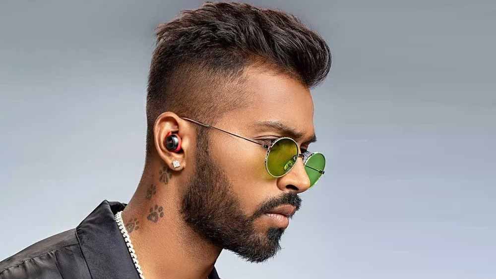 খেলার বাইরেও রোজগার রয়েছে হার্দিকের। অনেক কোম্পানির বিজ্ঞাপন করেন তিনি। সেখান থেকে বছরে ভাল আয় হয় এই ভারতীয় ক্রিকেটারের। 