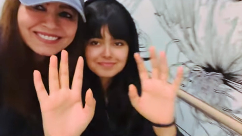 কখনও গাড়ির সামনের আসনে বসে, কখনও ঘরের মধ্যেই মেয়ের সঙ্গে ভিডিয়ো বানিয়ে আপলোড করছেন নেটমাধ্যমে। এমনকি, মা-মেয়ে জুটিকে এখন মাঝেমধ্যেই ফোটোশ্যুট করতে দেখা যাচ্ছে।