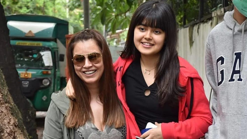  এর আগেও বহু ‘স্টারকিড’কে নিয়ে মাতামাতি হয়েছে, তবে অভিনেত্রী মহিমা চৌধরীর মেয়ের সাম্প্রতিক কালের ছবির প্রতি সকলের দৃষ্টি আকর্ষণের কারণ ভিন্ন। তার মুখের গড়ন ঠিক যেন মহিমার মতো।