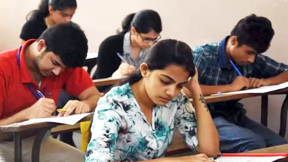 তবে গন্ডগোল বাধে ইন্টারভিউ দিতে গিয়ে। লিখিত পরীক্ষার নম্বর ভালই হয়েছিল শ্রুতির। ভেবেছিলেন ইন্টারভিউ তিনি সামলে নেবেন। কিন্তু শেষ পর্যন্ত তা হয়নি। 