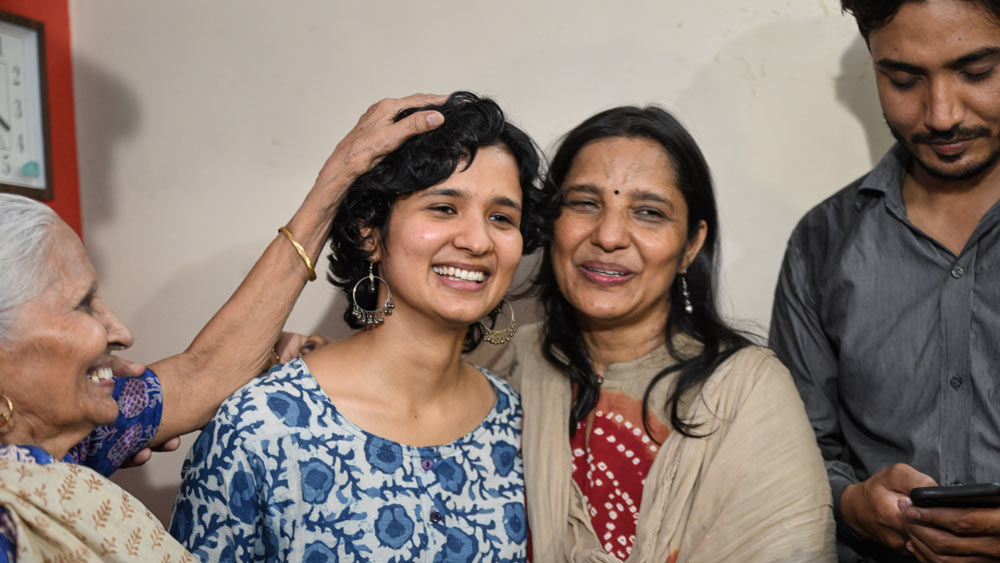 শ্রুতি জানিয়েছেন ইন্টারভিউ দিয়ে বেরিয়ে বাবা-মায়ের কাছে এসে কেঁদে ফেলেছিলেন তিনি। কারণ তিনি অর্ধেক প্রশ্নেরই জবাব দিতে পারেননি। 