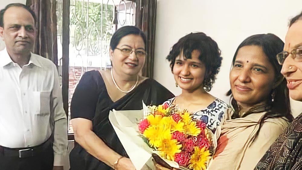 শ্রুতির কথায়, ইন্টারভিউয়ে তাঁকে এমন সব প্রশ্ন করা হয়েছিল, যা তথ্য ভিত্তিক। আর সেই সব তথ্য জানা ছিল না তাঁর। শ্রুতি ভেবেই নিয়েছিলেন, এ বারও খারাপ ফল করবেন। রেজাল্ট দেখে তাই চমকে গিয়েছিলেন তিনি। 