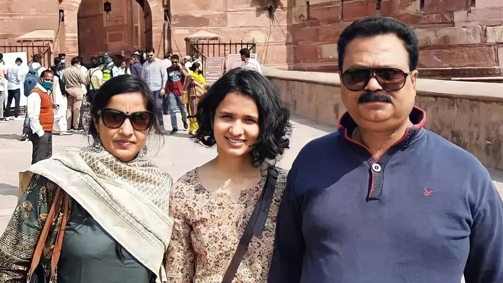 দিল্লিতে জন্ম। পড়াশোনাও। তবে বিশ্ববিদ্যালয়ে স্নাতকোত্তর পড়াশেনা সম্পূর্ণ করতে পারেননি। তার আগেই ঠিক করে ফেলেন তিনি ইউপিএসসি সিভিল সার্ভিস পরীক্ষায় বসবেন। 