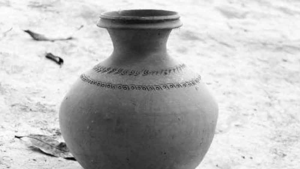 অন্য দিকে ব্যাস গান্ধারীকে শত পুত্রের জননী হওয়ার বর দান করেছিলেন। যথাকালে গান্ধারীর গর্ভসঞ্চার হল। কিন্তু দুই বছরেও তাঁর কোনও সন্তান ভূমিষ্ঠ হল না। অধৈর্য হয়ে গান্ধারী নিজের গর্ভপাত করালেন। তাতে লোহার মতো কঠিন এক মাংসপিণ্ড প্রসূত হল। গান্ধারী সেই পিণ্ড ফেলে দিতে যাচ্ছিলেন। কিন্তু ব্যাসদেবের অনুরোধে তিনি সেটিকে শীতল জলে ভিজিয়ে রাখলেন। সেই পিণ্ড থেকে ১০১টি ভ্রূণ সৃষ্টি হল। সেই ভ্রূণগুলিকে আলাদা আলাদা ঘৃতপূর্ণ কলসে রাখা হল।