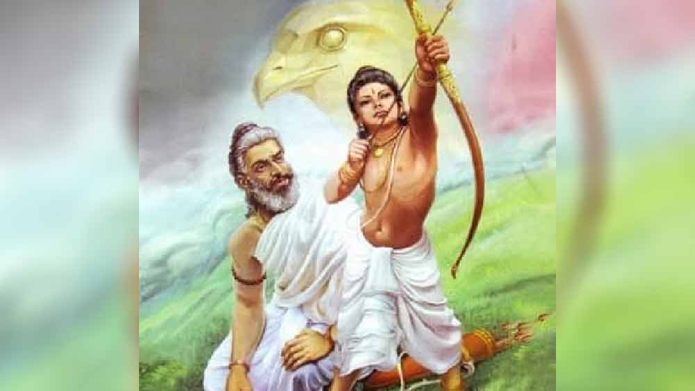  ‘মহাভারত’-এর আর এক আশ্চর্য জন্মবৃত্তান্ত দ্রোণাচার্যের। ভরদ্বাজ মুনি গঙ্গোত্তরী প্রদেশে বাস করতেন। এক দিন স্নানের সময়ে ঘৃতাচী অপ্সরাকে দেখে তাঁর রেতঃপাত হয়। সেই শুক্র তিনি একটি কলসের মধ্যে রেখে দেন এবং তা থেকে এক পুত্রের জন্ম হয়। তিনিই অস্ত্রগুরু দ্রোণাচার্য।