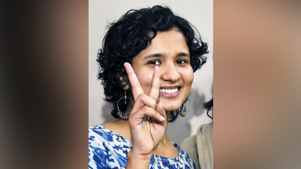 দীর্ঘদিন প্রশিক্ষণ নেওয়ার পর প্রথম বার পরীক্ষা দিয়ে ব্যর্থ হলেও হাল ছাড়েননি। পরের বছর আবারও পরীক্ষায় বসেন। আর এ বার সফল হন শ্রুতি। 