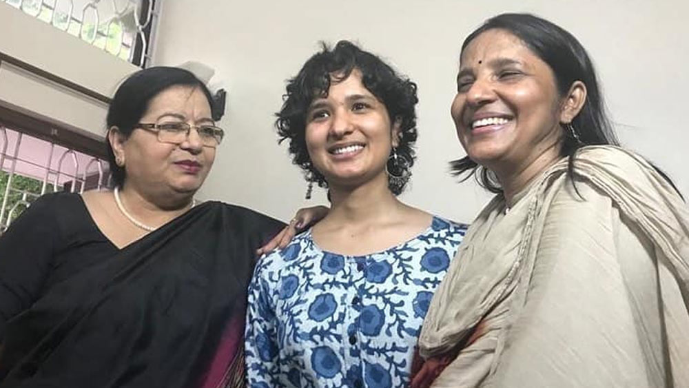 বাবা একজন পেশাদার স্থপতি। মা প্রাক্তন স্কুল শিক্ষিকা। অর্থাভাব কখনওই ছিল না শ্রুতির। তিনি পুরোপুরি মন দেন ইউপিএসসির পড়াশোনায়। 