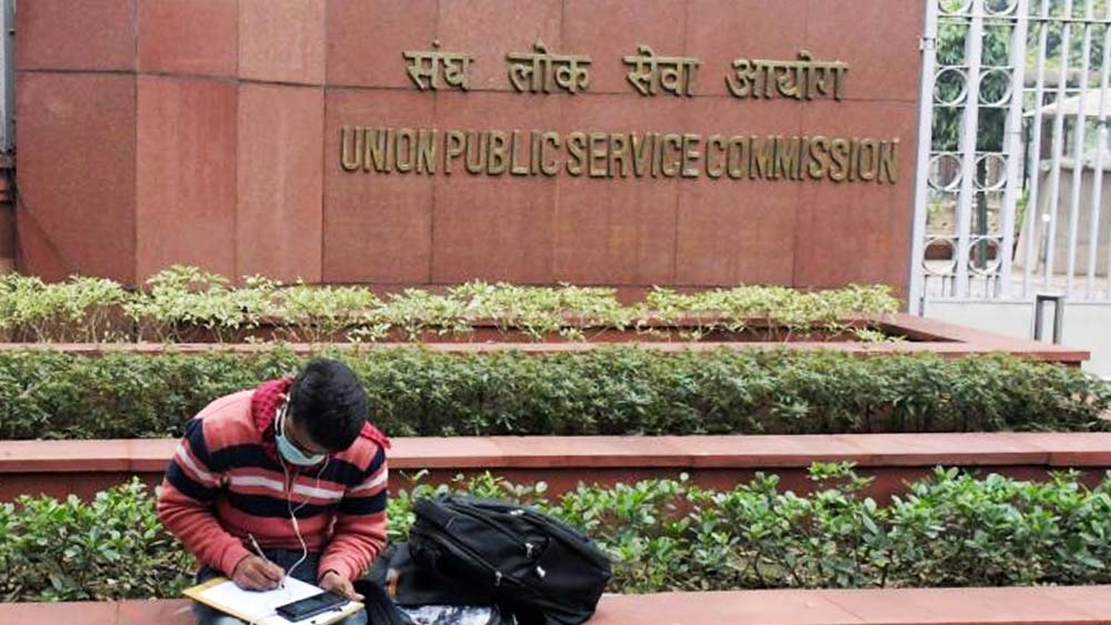 দেশের সরকারি জনসেবক বেছে নেওয়ার পরীক্ষা ইউপিএসসি। যে পরীক্ষা কঠিন হয় বলেই বহুশ্রুত। শ্রুতি প্রস্তুতি শুরু করেন ইউপিএসসির একটি নামকরা প্রশিক্ষণ কেন্দ্রে ভর্তি হয়ে। 