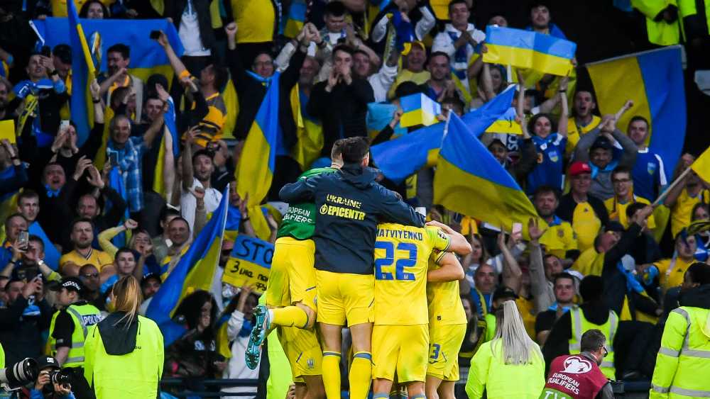 ম্যাচ জিতে সমর্থকদের সামনে ইউক্রেনের ফুটবলাররা।