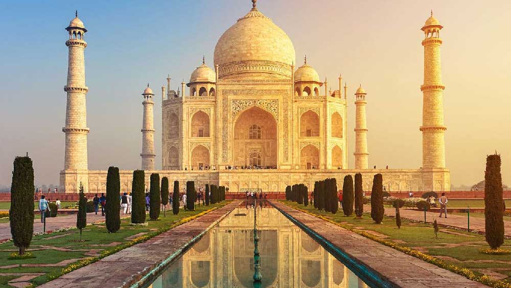 আগরা। এই শহরেই রয়েছে তাজমহল। বিশ্ব যাকে চেনে প্রেমের স্মৃতিসৌধ হিসেবে। আগরাকে বিশ্ববিখ্যাত করেছে শাহজাহানের তৈরি এই স্থাপত্যই।