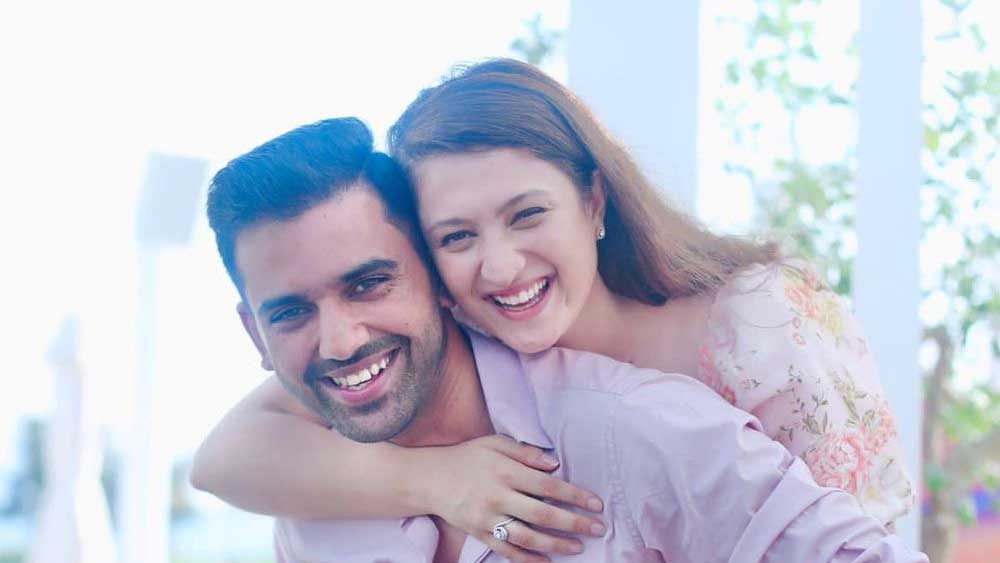 দীপক-জয়ার সম্পর্ক কয়েক বছরের। বিগ বস খ্যাত মডেল সিদ্ধার্থ ভরদ্বাজের বোন জয়া। দীপকের দিদি মালতী চাহার বলিউড অভিনেত্রী। সেই অর্থে তাঁদের সম্পর্কের পরিণতি ক্রিকেট-বলিউডের আরও এক গাঁটছড়া।