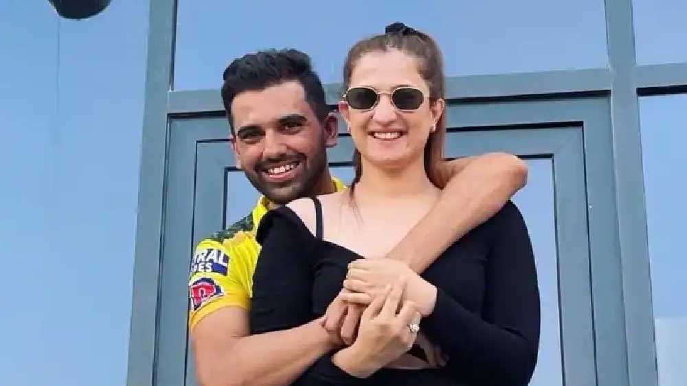 বান্ধবী, প্রেমিকা জয়াকে বিয়ে করলেন দীপক। কিছু দিন আগেই তাঁরা ঠিক করেন বিয়ে করবেন ১ জুন। সেই মতোই বুধবার আগরার এক হোটেলে এক হল চার হাত।