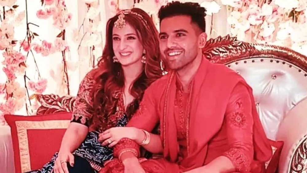 বিয়ের দিন সকালে রীতি মেনে হয় গায়ে হলুদের অনুষ্ঠান। ভাই রাহুল চাহার এবং বন্ধুরা হলুদ জলে স্নান করিয়ে দেন দীপককে। সেই অনুষ্ঠানের ভিডিয়োও নেটমাধ্যমে ভাইরাল হয়েছে।