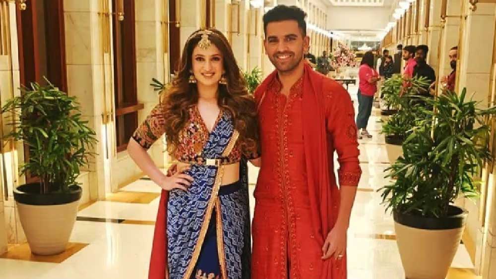 দীপক-জয়ার মেহেন্দি অনুষ্ঠানের জন্যও ছিল বিশেষ পোশাক। জয়া পরেন কালো-নীল রঙের বাঁধনি প্রিন্টের শাড়ির সঙ্গে নানা রঙের সুতোর কাজ করা ব্লাউজ। দীপক পরেছিলেন সুতোর কাজ করা লাল রঙের পটীয়ালা স্যুট।