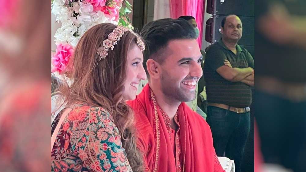 দীপক-জয়ার বিয়ের জন্যও বিশেষ ভাবে তৈরি করা হয়েছে পোশাক। বিখ্যাত পোশাক শিল্পী মণীশ মলহোত্র তাঁদের বিয়ের পোশাক তৈরি করেছেন।