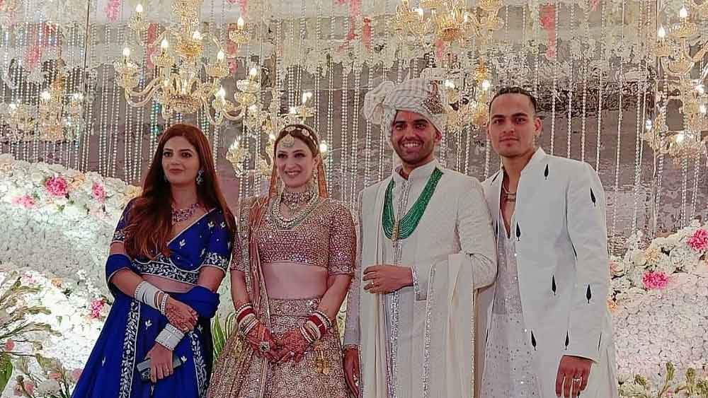 রোজগোল্ড রঙের লেহঙ্গা-চোলি পরেছিলেন জয়া। সেজেছিলেন কুন্দনের গয়নায়। দীপকের পরনে ছিল দুধ সাদা শেরওয়ানি স্যুট এবং আইভরি রঙের পাগড়ি।