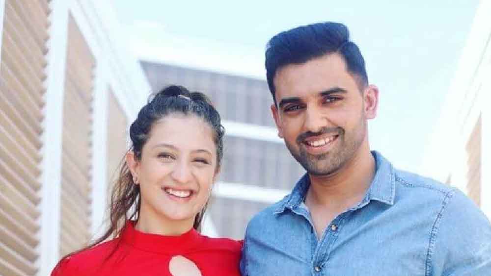 বিয়ের ছবি নেটমাধ্যমে দিয়েছেন দীপক। সেই সঙ্গে স্ত্রী জয়ার উদ্দেশে দিয়েছেন বার্তাও। যাতে রয়েছে আজীবন একসঙ্গে চলার অঙ্গীকার। খুশি এবং সুখী রাখার প্রতিশ্রুতি।