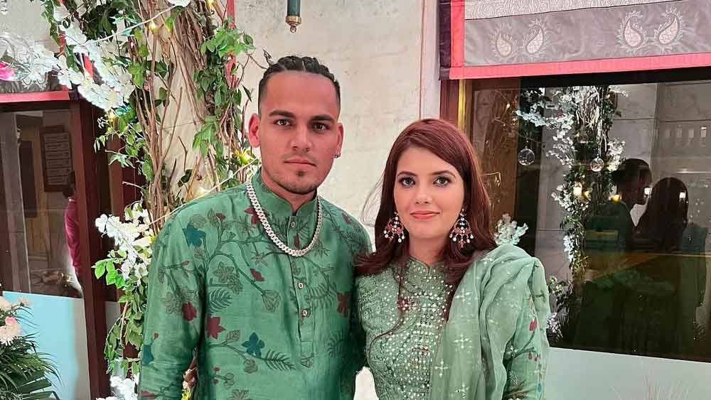 তুতো দাদার বিয়ের ছবি নেটমাধ্যমে দিয়েছেন মুম্বই ইন্ডিয়ান্সের স্পিনার রাহুলও। আইপিএলের আগেই বান্ধবী ঈশানীকে বিয়ে করেন এই লেগ স্পিনার।