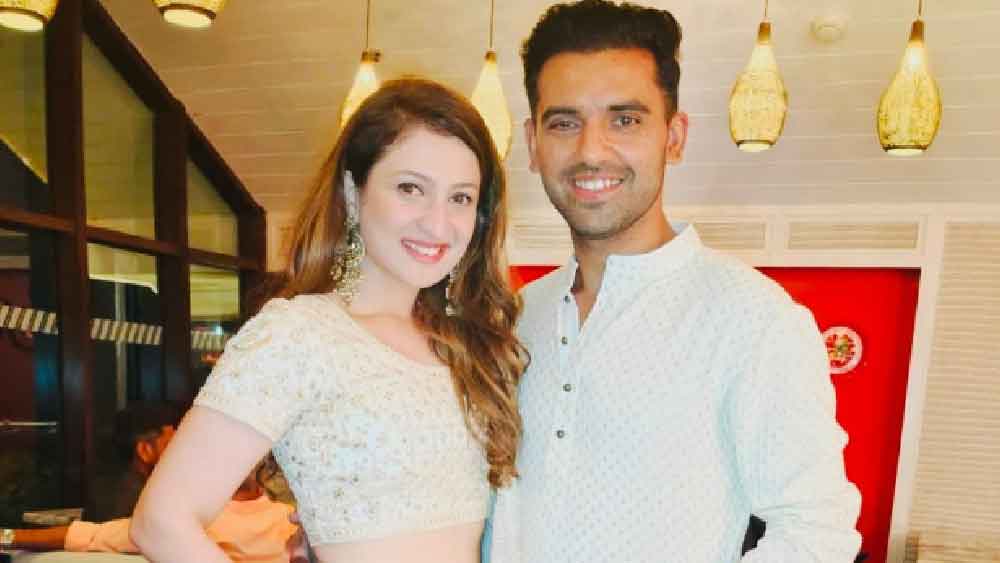 দীপকের বিয়ে উপলক্ষ্যে আগরার হোটেলে ছিল রাজকীয় আয়োজন। বিশেষ ভাবনায় সাজানো হয়েছিল বিয়ের জায়গা থেকে অতিথিদের বসার জায়গা বা খাবার জায়গা।