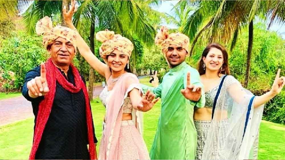 দু’পক্ষের পরিবার-পরিজন, আত্মীয়-স্বজন, ঘনিষ্ঠ বন্ধুরা উপস্থিত ছিলেন বুধবারের বিয়ের অনুষ্ঠানে। খুব বেশি অতিথি আমন্ত্রিত ছিলেন না।