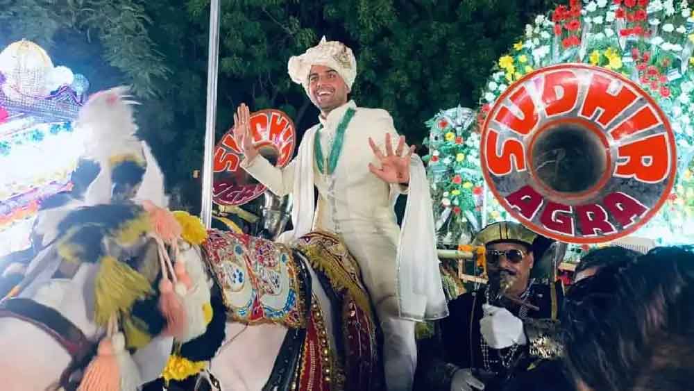 আমন্ত্রিত ক্রিকেটারদের মধ্যে অনেকেই ভারতীয় দলের পরিচিত মুখ। চেন্নাই এবং রাজস্থানের কয়েকজন ক্রিকেটারও আছেন তালিকায়। থাকবেন বলিউডের কয়েকজন খ্যাতনামীও।