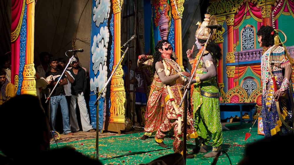 ছট পুজোর সময় পাড়ার অনুষ্ঠানে নাটক পরিবেশন করা হত, ছোটবেলায় সেই সব নাটকেই বিভিন্ন চরিত্রে অভিনয় করতেন চন্দন। 