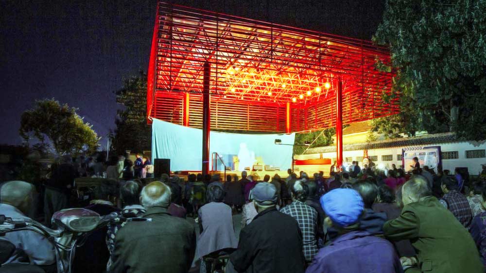 গ্রামে পরিচিতিও হয়েছিল তাঁর। এর পর কোনও নাটক হলেই চন্দনের ডাক পড়ত সেখানে। এমনকি, ছাত্রাবস্থায় স্কুলের অনুষ্ঠানে সব নাটকেই তাঁকে দেখা যেত।