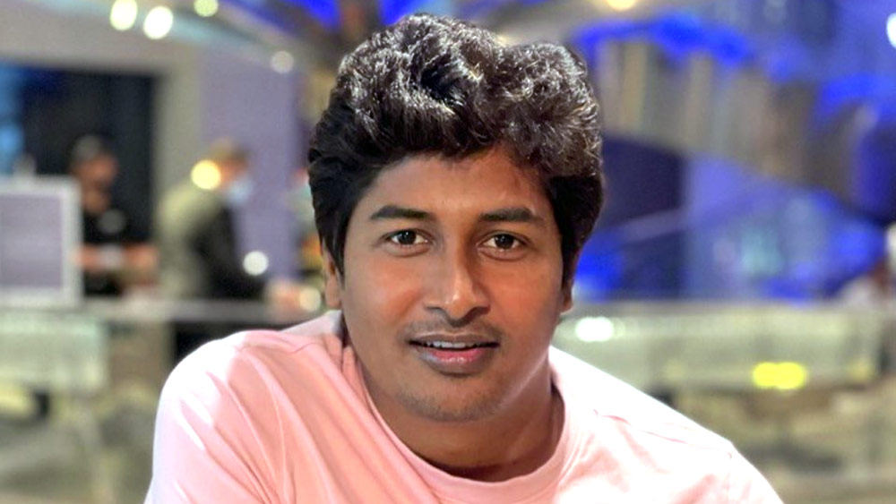 এক সাক্ষাৎকারে চন্দন জানিয়েছেন, খেলাধুলো করার বয়সে তিনি রেডিয়ো ও টেলিভিশন নিয়েই সারা দিন কাটিয়ে দিতেন। বাচিক শিল্পীদের অনুষ্ঠান থেকে শুরু করে বিভিন্ন অভিনেতার অভিজ্ঞতা, জীবনের ওঠাপড়া শুনে তাঁর ভিতর অভিনেতা হওয়ার খিদে আরও বেড়ে উঠত।