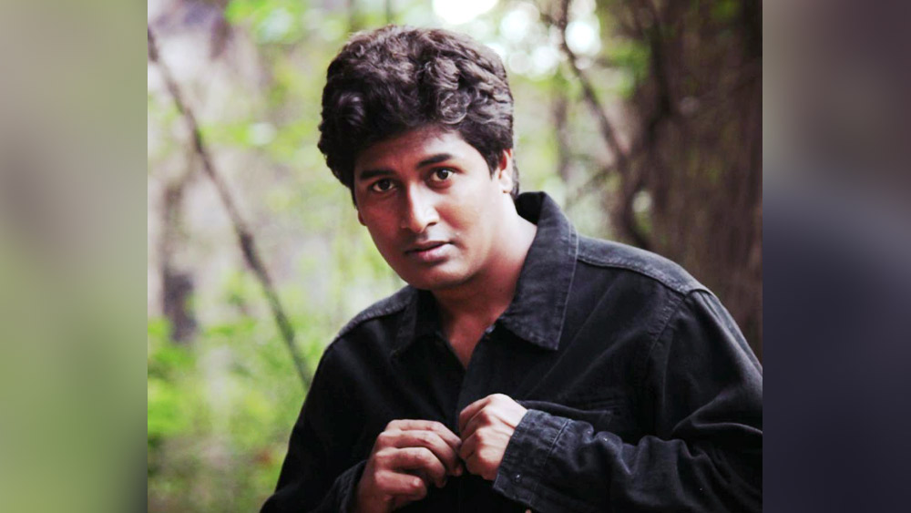 স্নাতক স্তরের পড়াশোনা শেষ করে তিনি ডিপ্লোমা কোর্স করতে দিল্লি যান। সেই সময় জওহরলাল নেহরু বিশ্ববিদ্যালয়ের প্রখ্যাত থিয়েটার দলের সঙ্গে যুক্ত হন তিনি। পড়াশোনা শেষ করার পর একটি নামী সংবাদ সংস্থায় সাংবাদিকের কাজও পেয়ে যান চন্দন। 