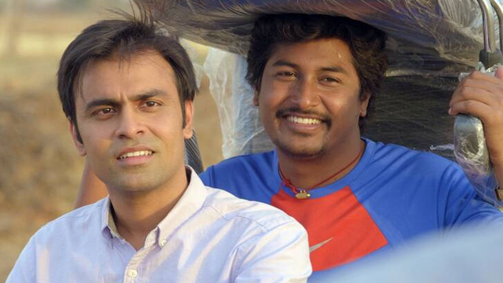 চাকরি ও থিয়েটার এক সঙ্গে সামলে আবার মুম্বইয়েও যেতেন অডিশন দিতে। এক সময় রঘুবীর যাদবের কাছে অভিনয় শেখার জন্য ‘ওয়ার্কশপ’-ও করেছিলেন চন্দন। রঘুবীরের পরামর্শেই বলিউডে কাজ খোঁজার চেষ্টা করতেন।