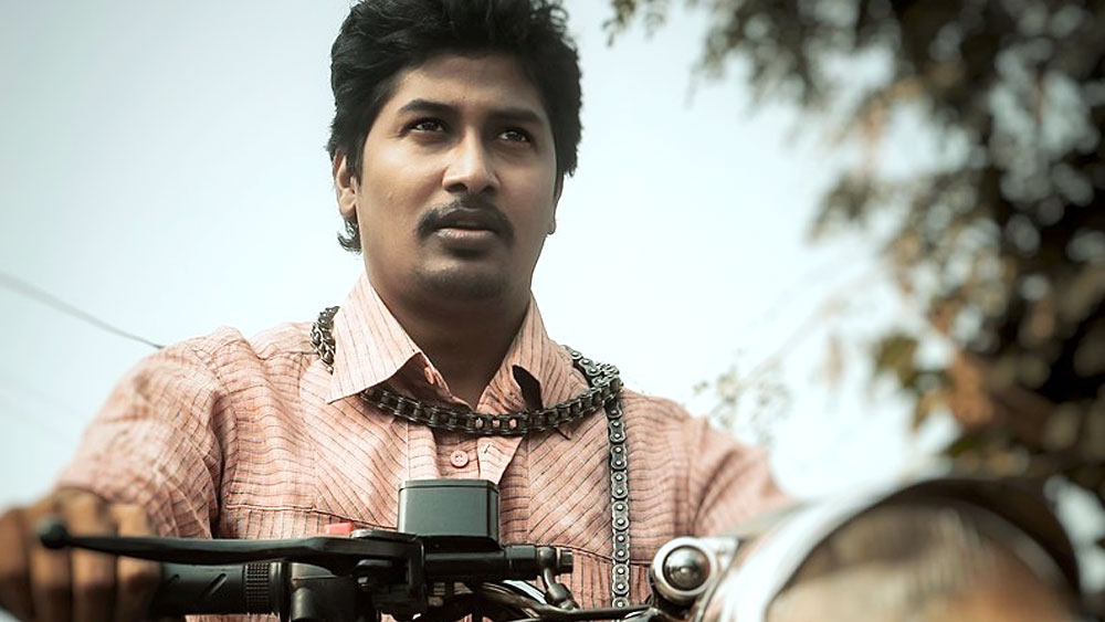 আর থিয়েটার নয়, এর পর শুধু ক্যামেরার সামনেই অভিনয় করবেন বলে সিদ্ধান্ত নেন তিনি। ফলে দিল্লির চাকরি ছেড়ে দিয়ে ২০১৭ সাল থেকে পাকাপাকি ভাবে মুম্বইয়ে থাকতে শুরু করেন চন্দন। মুম্বইয়ে থাকাকালীন, এত জায়গায় ঘুরে ঘুরে তিনি অডিশন দিতেন যে কবে, কোথায় কোন সিনেমা বা ওয়েব সিরিজের জন্য অডিশন দিয়েছিলেন সেটাই তাঁর মনে থাকত না।