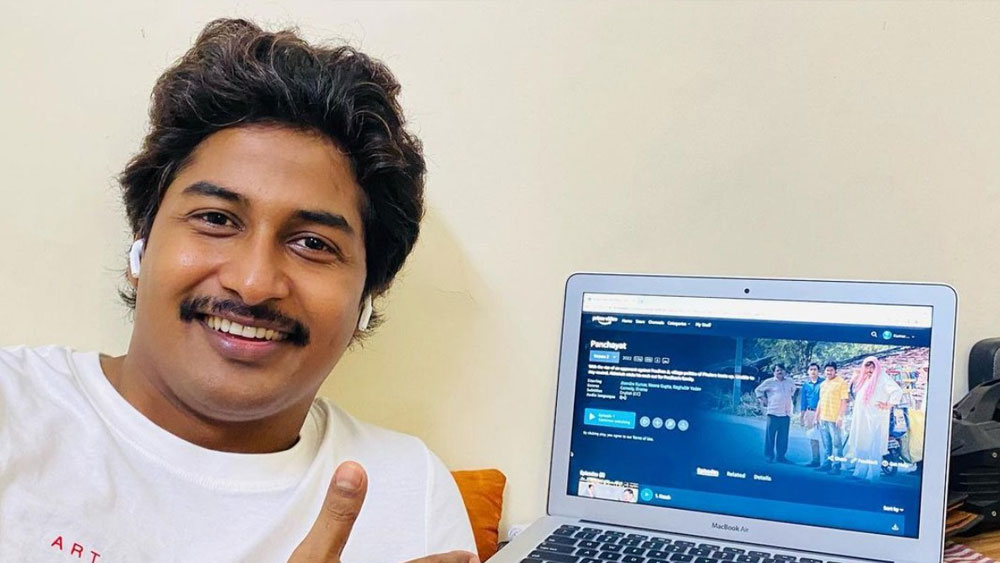 ‘পঞ্চায়েত’ ওয়েব সিরিজের জন্য তিনি অডিশন দিয়েছিলেন ঠিকই, কিন্তু ‘টিভিএফ’-এর ব্যাপারে তার কোনও স্পষ্ট ধারণা ছিল না। পরিচালক দীপক কুমার মিশ্র তাঁকে ‘বিকাশ’ চরিত্রের জন্য বেছে নিলে তিনি নিজেও অবাক হয়ে গিয়েছিলেন।