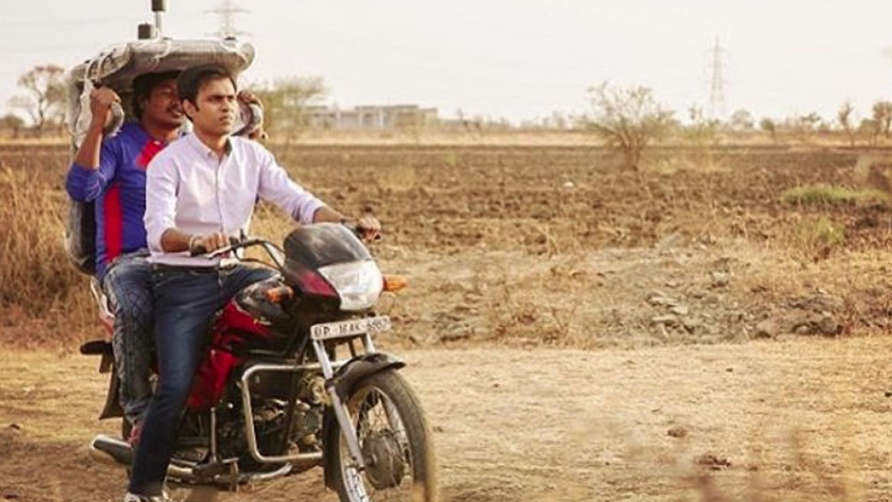 ‘দিদার শরীর খারাপ’, ‘হাত ভেঙে গিয়েছে’ এ রকম বহু মিথ্যা অজুহাত দিয়ে শুধু অভিনয়ের করার নেশায় বার বার অডিশন দিতে গিয়েছেন মুম্বইয়ে। ‘পঞ্চায়েত’-এর প্রথম পর্ব মুক্তি পাওয়ার পর চন্দন তাঁর মাকে পুরো ওয়েব সিরিজটি দেখিয়েছিলেন।