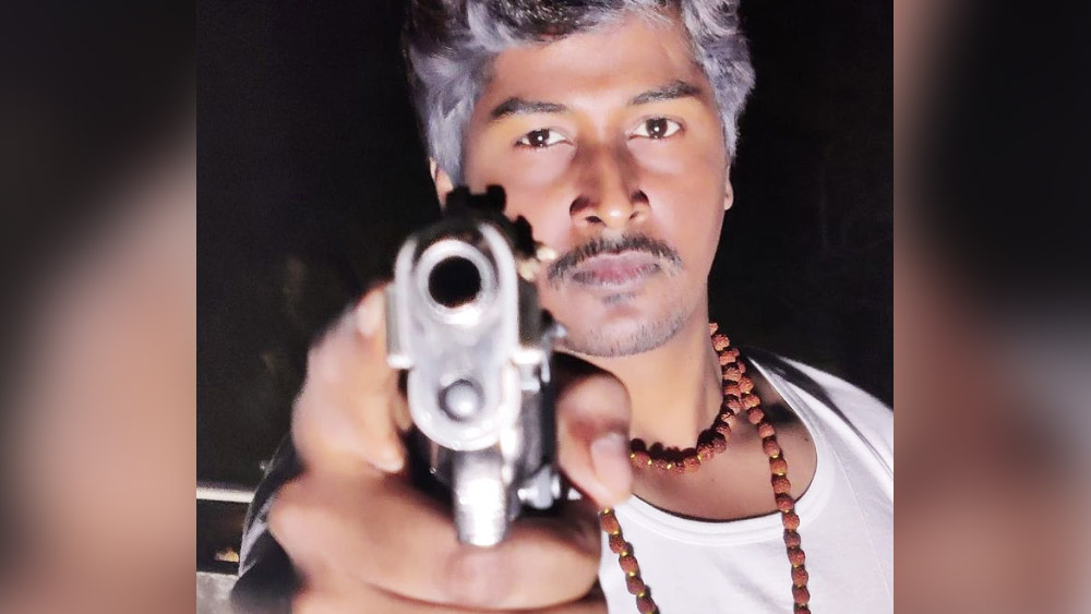 তাঁর মা চাইতেন না তিনি অভিনয় জগতে আসুন, অভিনয় করবেন বলে স্থায়ী চাকরি যখন তিনি ছেড়ে দিয়েছিলেন তখন থেকেই তাঁর মা বলতেন, দারোগার কোনও পদ খালি থাকলে সেখানে চাকরির জন্য চেষ্টা করতে। 