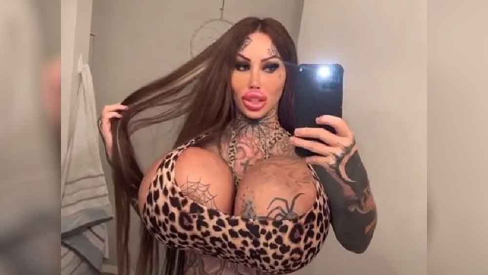 মেরি জানিয়েছেন, এই ঘটনায় তিনি খুবই অপমানিত হয়েছেন। এবং সেই কারণেই তিনি ঠিক করেছেন, বিমান সংস্থার বিরুদ্ধে মামলা করবেন।