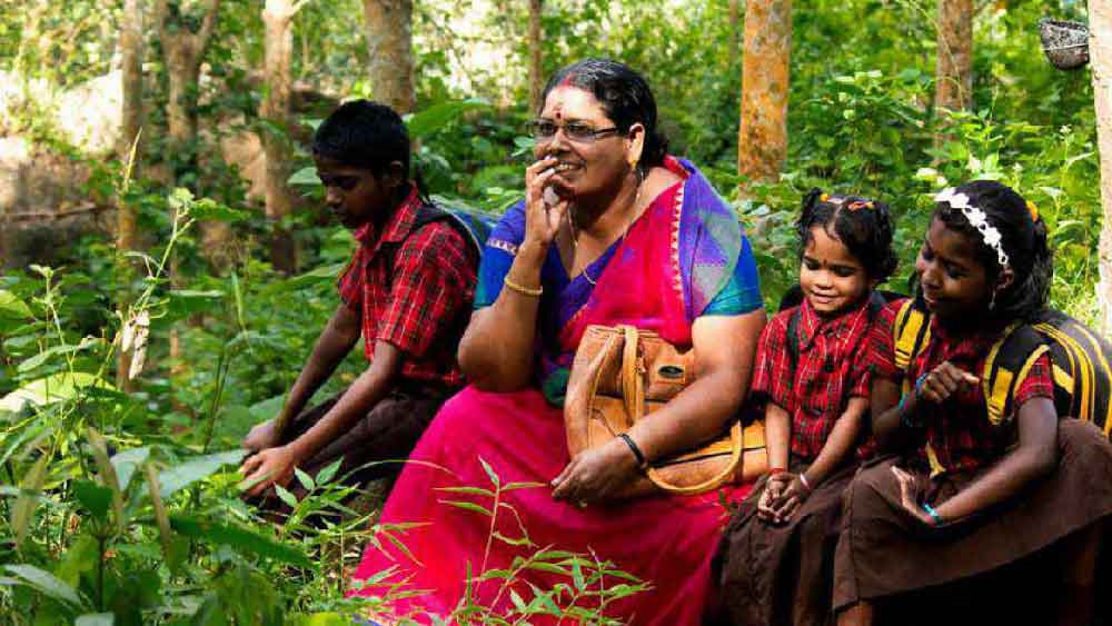 স্কুলপড়ুয়াদের সঙ্গে উষা কুমারী।