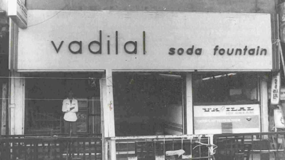 ভাদিলাল গাঁধী নিজের নামে সোডার দোকান খুলেছিলেন গুজরাতে। ১৯০৭ সালে। ভারতে তখন ব্রিটিশরাজ। স্বাধীনতা আন্দোলনে উত্তাল দেশ। কিন্তু গুজরাত কিছুটা শান্ত। ব্যবসা-বাণিজ্যও চলছে। সোডার দোকানে চাহিদা বাড়তে দেখে আমদাবাদের ব্যবসায়ী তাঁর দোকানে নিজের হাতে বানানো আইসক্রিমও রাখতে শুরু করেন। কালক্রমে ফুলেফেঁপে সেই আইসক্রিমের ব্যবসা আজ ৬৫০ কোটি টাকার। 
