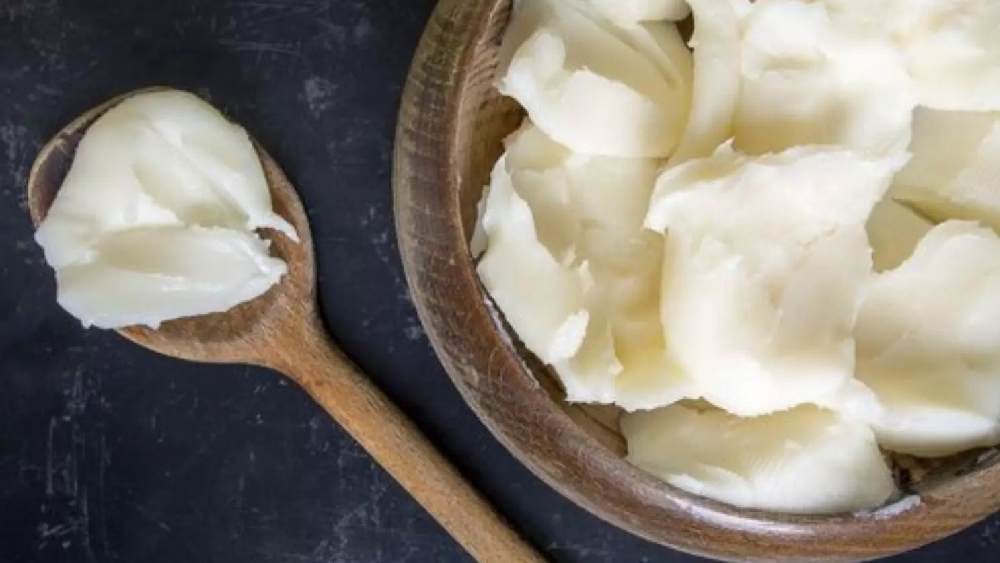 আমিষ বলতে সাধারণ ভাবে যা বোঝায়, সেই মাছ-ডিম-মাংস বা পেঁয়াজ-রসুন ব্যবহার হয় না আইসক্রিমে। তবে অনেক সংস্থাই আইসক্রিম তৈরির জন্য এক ধরনের ফ্যাটি অ্যাসিড ব্যবহার করেন, যা অ্যানিম্যাল বা পশুর দেহজাত চর্বি থেকে তৈরি। 