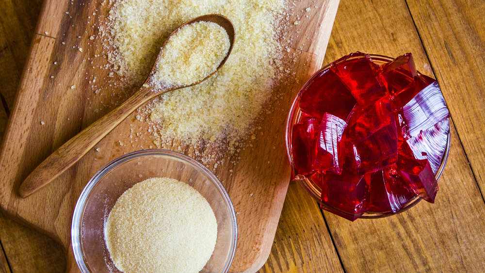 এই ধরনের ফ্যাটি অ্যাসিডের নাম ক্যাপ্রিক অ্যাসিড বা ডি ক্যানিক অ্যাসিড। এ ছাড়াও অনেক সময়ে আইসক্রিমে জেলেটিনের ব্যবহার করা হয়, সেই জেলেটিনও আদতে পশুর শরীর থেকে সংগৃহীত প্রোটিন দিয়েই তৈরি। 