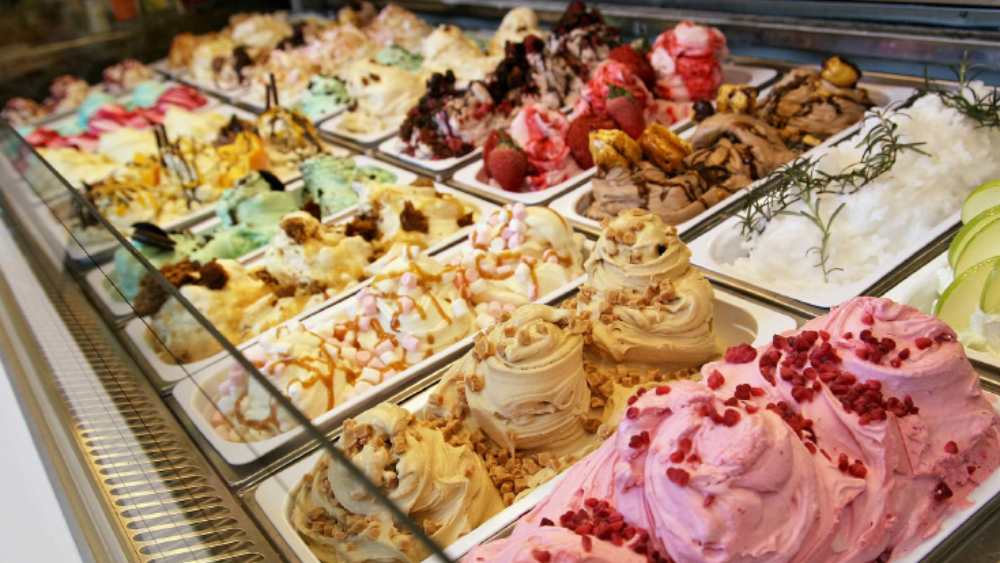 ২০ -২৫ বছর পর হাতবদল হয় এই সংস্থার। এখন পঞ্চম প্রজন্মও যোগ দিয়েছেন ব্যবসায়। নাম কল্পিত গাঁধী। কল্পিত জানিয়েছেন, তাঁদের ব্যবসার মূলকথা হল সবার কাছে পৌঁছনো। তাঁদের ব্র্যান্ডের যেমন ১০টাকার আইসক্রিম রয়েছে, তেমনই ৭০০ টাকার আইসক্রিমও আছে। এই বিপুল বৈচিত্রই সব ধরনের গ্রাহক পেতে সাহায্য করেছে তাঁদের। 