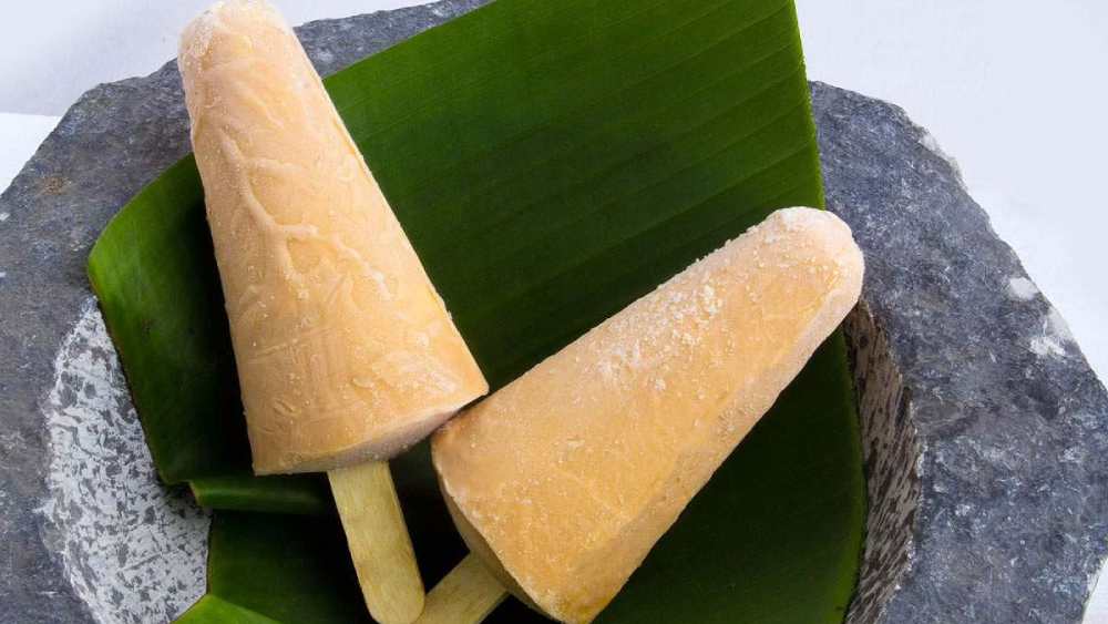 দোকানে আইসক্রিমের চাহিদা ছিলই। জোগান বাড়াতে জার্মানি থেকে আইসক্রিম তৈরির মেশিন আনান রঞ্ছোড়লাল। 