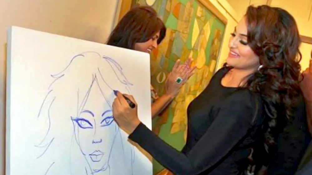 সোনাক্ষীর আঁকা বহু ছবি এখানে বিক্রি করা হয়। ভারতীয় মূল্য অনুযায়ী, প্রতিটি ছবির দাম ২৩ হাজার টাকা থেকে প্রায় সাত লক্ষ টাকা। সংবাদ সংস্থার সূত্রে খবর, সোনাক্ষী কিছু ছবি নিলামেও বিক্রি করেছেন যার পুরোটাই দিনমজুরদের সাহায্য করতে আর্থিক তহবিলে দান করে দেন।