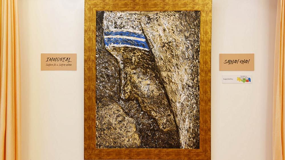 মাদার টেরিজা এবং তাঁর সমাজকল্যাণমূলক চিন্তাধারা ফুটে ওঠে সলমনের ক্যানভাসে। লক্ষ থেকে কোটি টাকার গুণিতকে তাঁর আঁকা ছবি নিলামে বিক্রি করা হয় যা ‘বিইং হিউম্যান’ সমাজসেবী সংস্থার অর্থ তহবিলে দান করে দেন তিনি।  