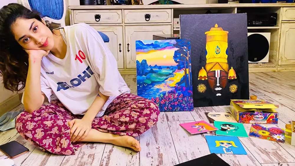 জাহ্নবী কপূরও দুর্দান্ত ‘হ্যান্ড পেন্টিং’ করেন। হাতের খেলা ও রঙের প্রয়োগে তাঁর আঁকা প্রতিটি ছবিই অভাবনীয় সুন্দর।